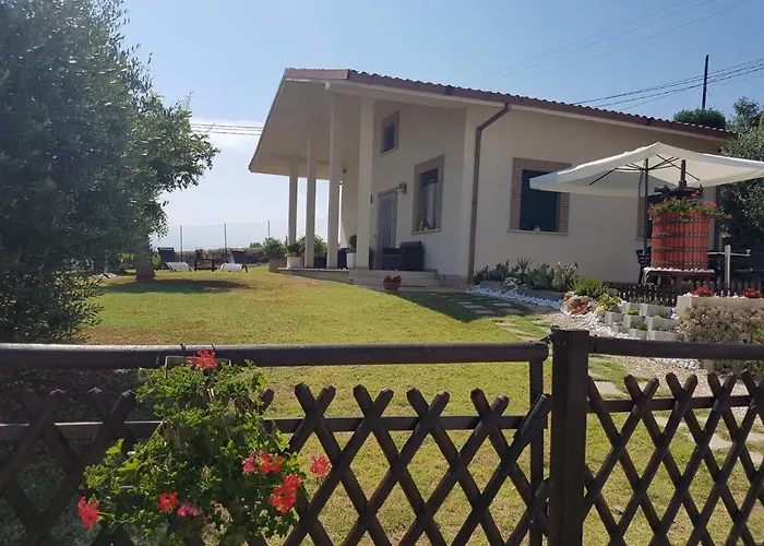 빌라 In Collina A Due Passi Dal Mare